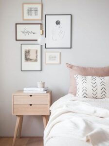 dormitorio con pared gris clara