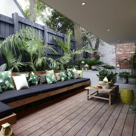 patio moderno chico con deck de madera