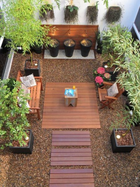 patio pequeño sin cesped con plantas en contenedores
