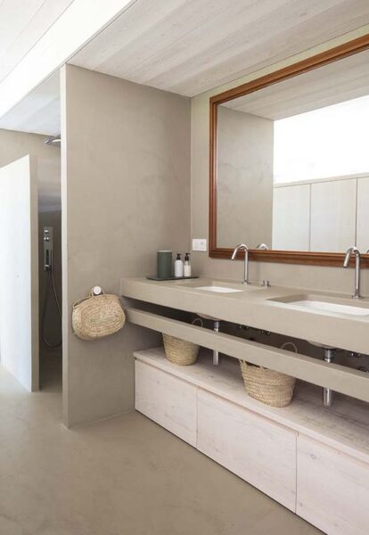 baño moderno y grande con cemento alisado