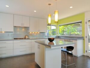 cocina con pared destacada verde lima