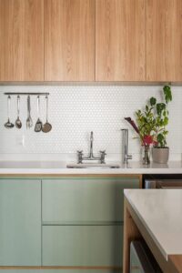 cocina verde musgo madera y blanca