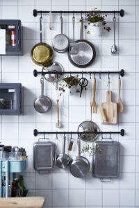 organizar cocina con tirantes y ganchos