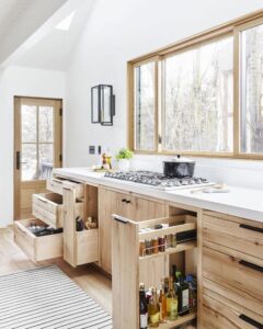 Cocina moderna con muebles de madera de pino al natural