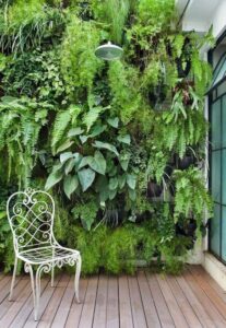 Jardin vertical con plantas en maceta de tonos verdes para decorar muro