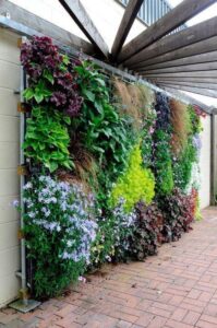 Jardin vertical con variedad de plantas para decorar muros