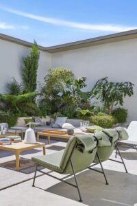 Patio o Jardin con muro pintado de blanco