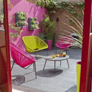 Patio o Jardin con muro pintado de fucsia