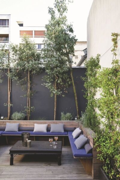 Patio o Jardin con muro pintado de gris oscuro - Casa Web