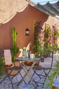 Patio o Jardin con muro pintado de terracota