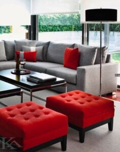 Sala de estar con sillones grises y rojos