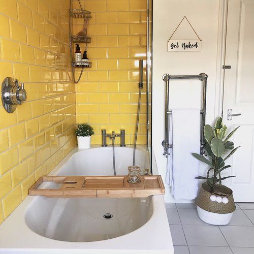 baño moderno con azulejos amarillos