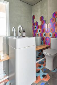 baño moderno con azulejos multicolores