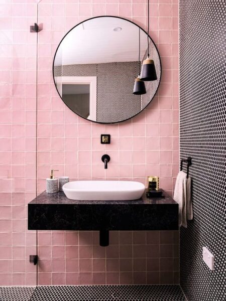 baños con azulejos de varios colores