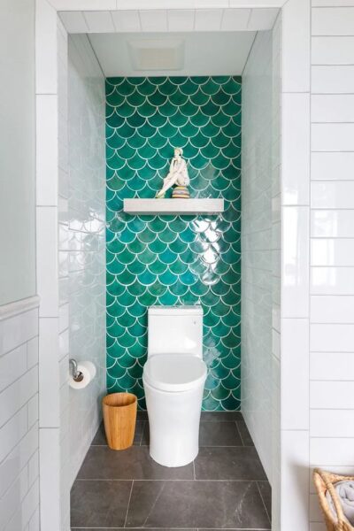 baños con azulejos verde simil piel
