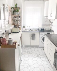 cocina con piso de vinilo hexagonal