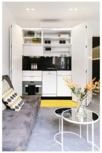 kitchenette moderna con puertas corredizas