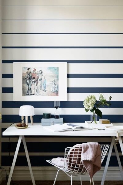 pared pintada a rayas horizontales azules y blancas - Casa Web