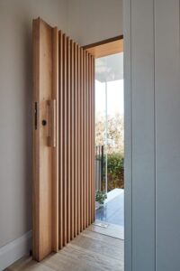 puerta de entrada de madera