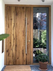 puerta moderna con madera rustica