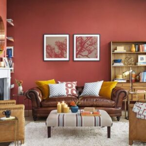 sala de estar con pared roja moderna y retro