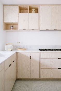 gabinete de cocina con madera contrachapada