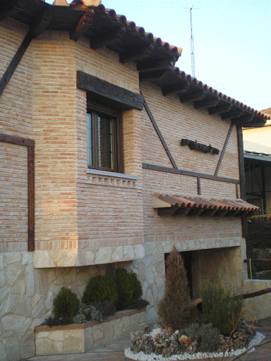 fachadas tradicionales que combinan ladrillo visto y piedras - Casa Web