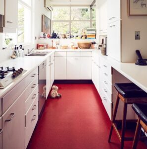 Cocina moderna con pisos rojos